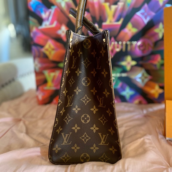 Louis Vuitton, MM On the go Tote with first edition monogram straps - Picture 10 of 15